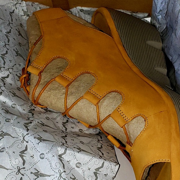 Clarks Clarene Grace yellow wedges sz 11M NWT - Picture 5 of 7